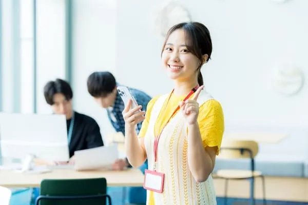 店舗アプリを運用する注意点を解説する女性のイメージ画像