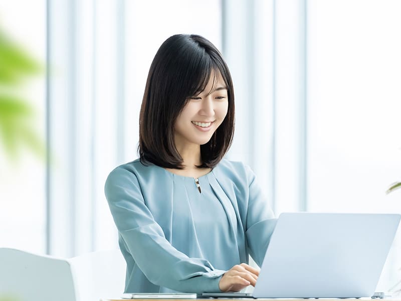 ノーコードでweb制作をしている女性のイメージ画像