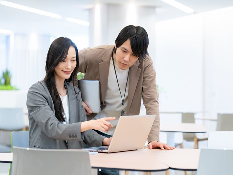 ノーコードツールを選んでいる男女のイメージ画像